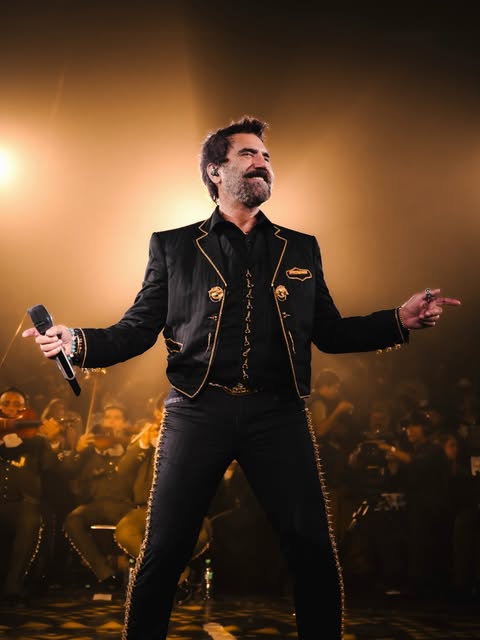 Alejandro Fernández performing live